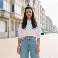 Hoodie crop top femme essentiel original blanc — look streetwear porté en ville en Belgique, CHT'M Boutique