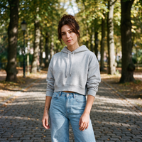 Hoodie crop top femme essentiel original gris chiné — look streetwear porté en ville en Belgique, CHT'M Boutique