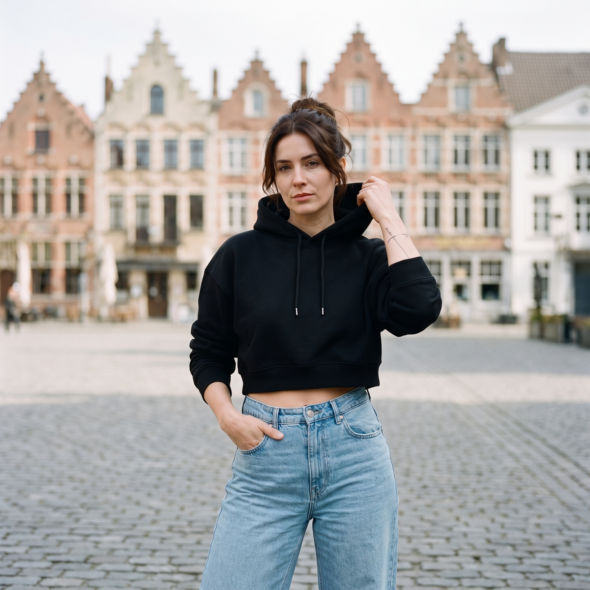 Hoodie crop top femme essentiel original noir — look streetwear porté en ville en Belgique, CHT'M Boutique