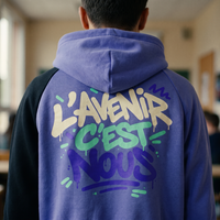 Gros plan du grand print L'avenir c'est nous dans le dos du hoodie bicolore violet