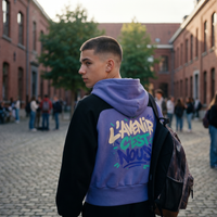 Lycéen de dos portant le hoodie Gen Z bicolore violet et noir, grand print L'avenir c'est nous