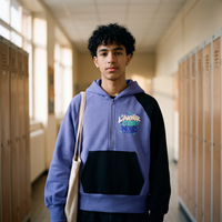 Lycéen portant le hoodie Gen Z bicolore violet et noir dans un couloir de lycée – hoodie manif original