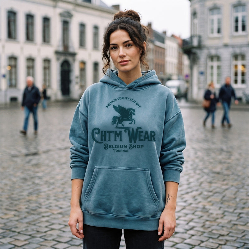Femme portant le hoodie oversize délavé CHT'M Wear sur une place belge pavée, streetwear Tournai