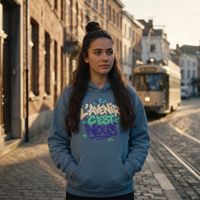 Lycéenne portant le hoodie oversize Gen Z bleu acier dans une rue de Bruxelles
