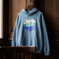 Hoodie oversize Gen Z bleu acier L'avenir c'est nous sur cintre en bois