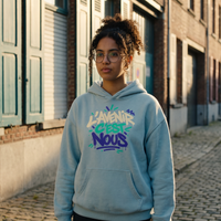 Lycéenne portant le hoodie oversize Gen Z bleu ciel dans une rue d'Anvers