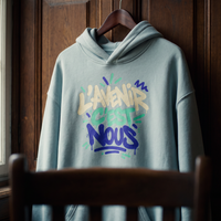 Gros plan du hoodie oversize Gen Z bleu ciel sur cintre