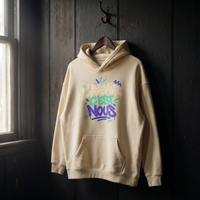Hoodie oversize Gen Z vanille L'avenir c'est nous suspendu sur un cintre en bois