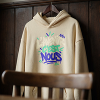 Gros plan du hoodie oversize Gen Z vanille sur cintre