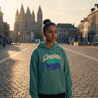 Lycéenne portant le hoodie oversize Gen Z vert jade sur la Grand-Place de Tournai