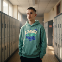 Lycéen portant le hoodie oversize Gen Z vert jade dans un couloir de lycée – hoodie manif pas cher