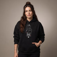 Femme portant le hoodie oversize original noir Hope is the only thing stronger than fear, en studio