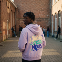 Lycéen de dos portant le hoodie zippé Gen Z lilas, grand print L'avenir c'est nous