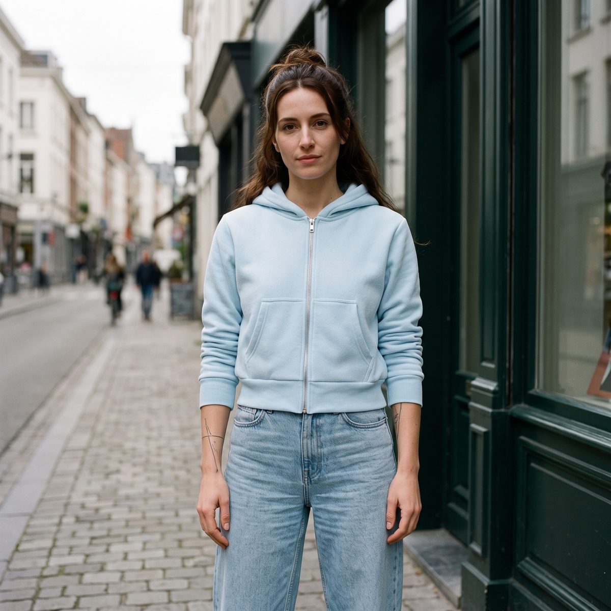 Hoodie zippé femme molletonné original bleu ciel — look streetwear porté en ville en Belgique, CHT'M Boutique