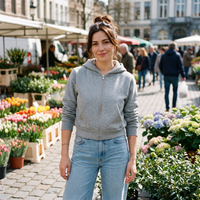 Hoodie zippé femme molletonné original gris chiné — look streetwear porté en ville en Belgique, CHT'M Boutique