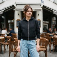 Hoodie zippé femme molletonné original noir — look streetwear porté en ville en Belgique, CHT'M Boutique