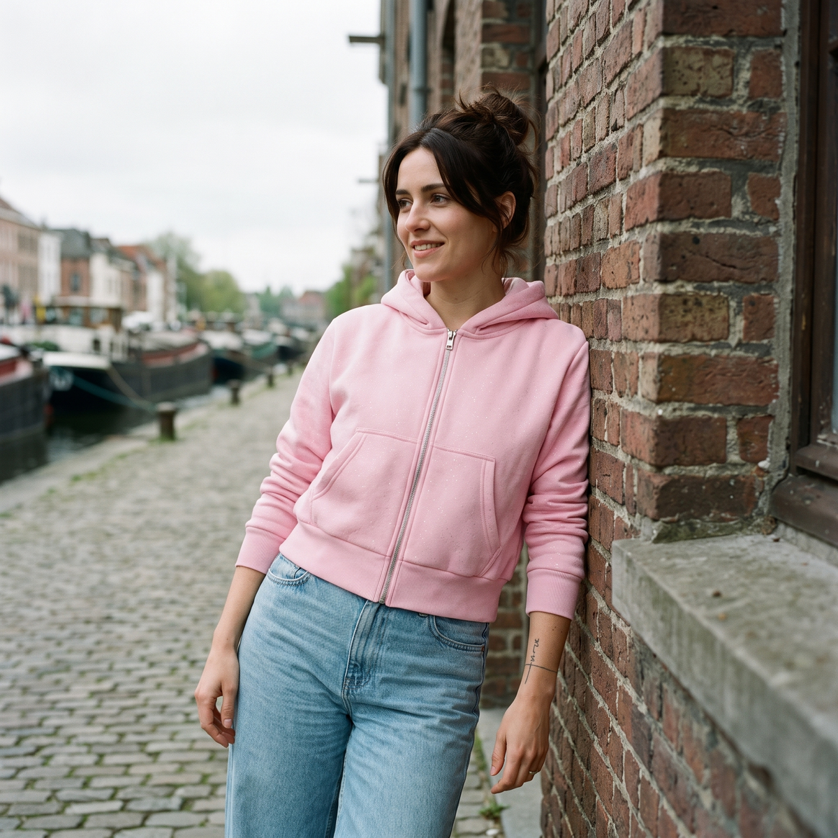 Hoodie zippé femme molletonné original rose — look streetwear porté en ville en Belgique, CHT'M Boutique