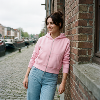 Hoodie zippé femme molletonné original rose — look streetwear porté en ville en Belgique, CHT'M Boutique