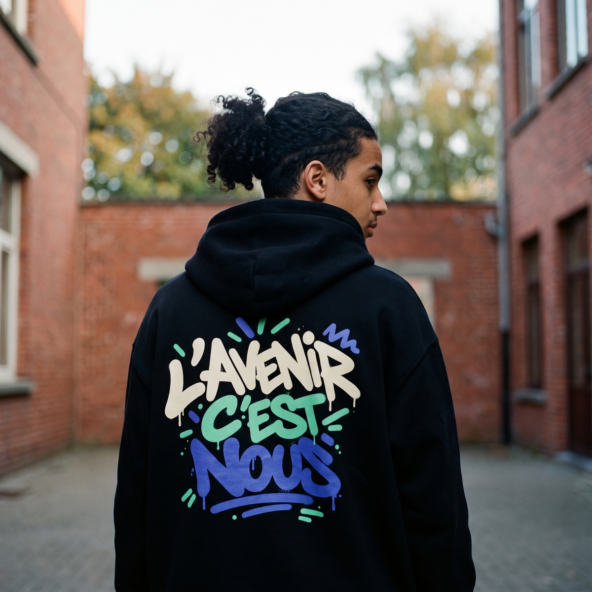 Lycéen de dos portant le hoodie zippé Gen Z « L'avenir c'est nous » noir, grand print dans le dos – sweat original