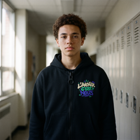 Lycéen portant le hoodie zippé Gen Z « L'avenir c'est nous » noir dans un couloir de lycée – hoodie original
