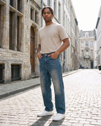 Jean droit bleu délavé vintage CHT'M porté en ville — denim loose unisexe