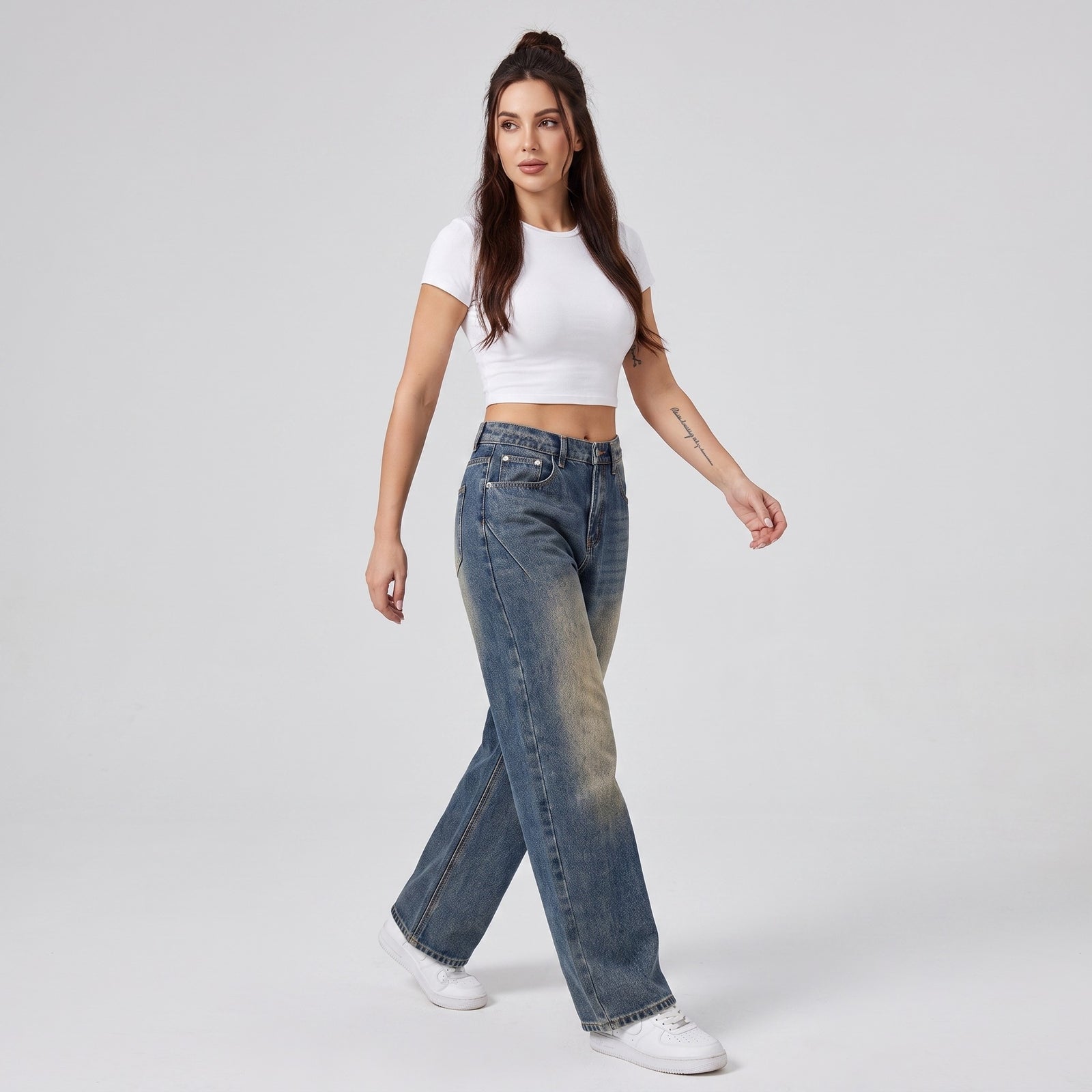 Jean droit original bleu délavé vintage porté par une mannequin CHT'M