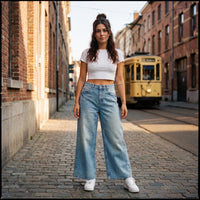 Jean large femme original bleu délavé porté en ville, look streetwear belge