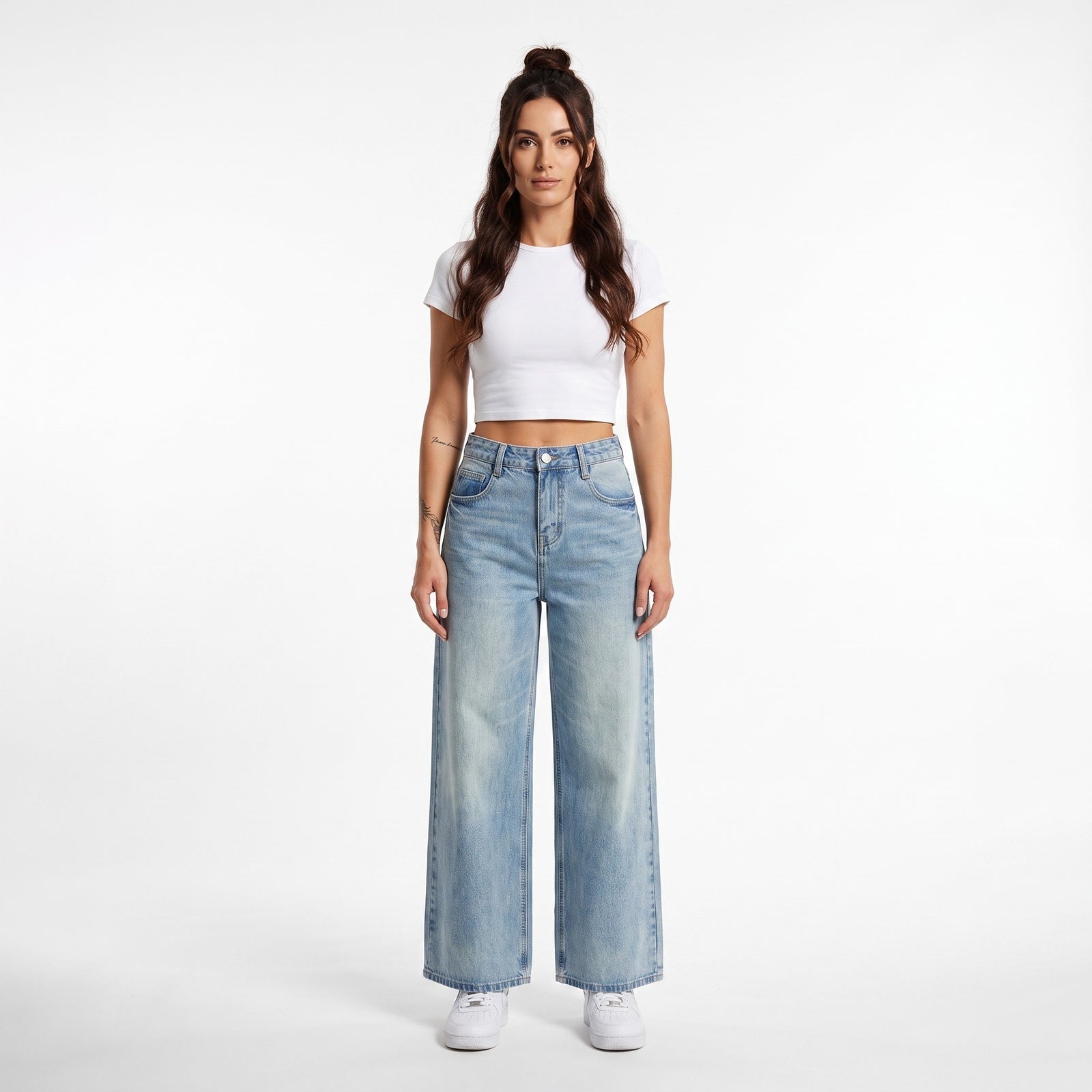 Femme portant le jean large femme original bleu délavé, photo studio fond blanc