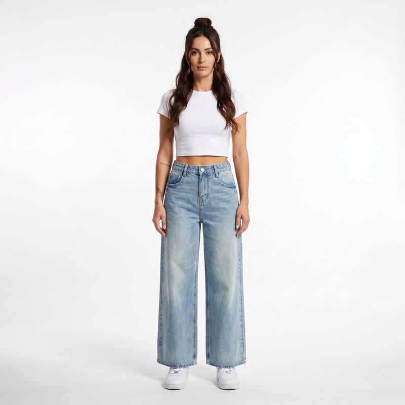 Femme portant le jean large femme original bleu délavé, photo studio fond blanc