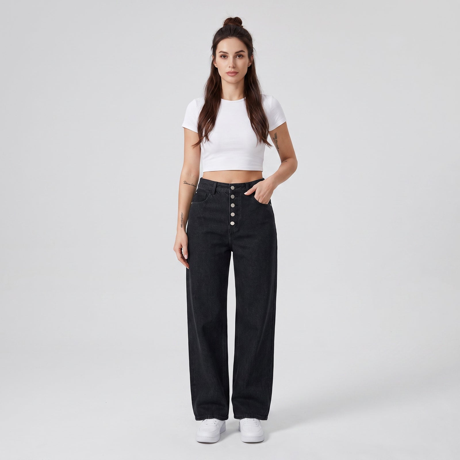 Jean wide leg original noir délavé porté par une mannequin CHT'M