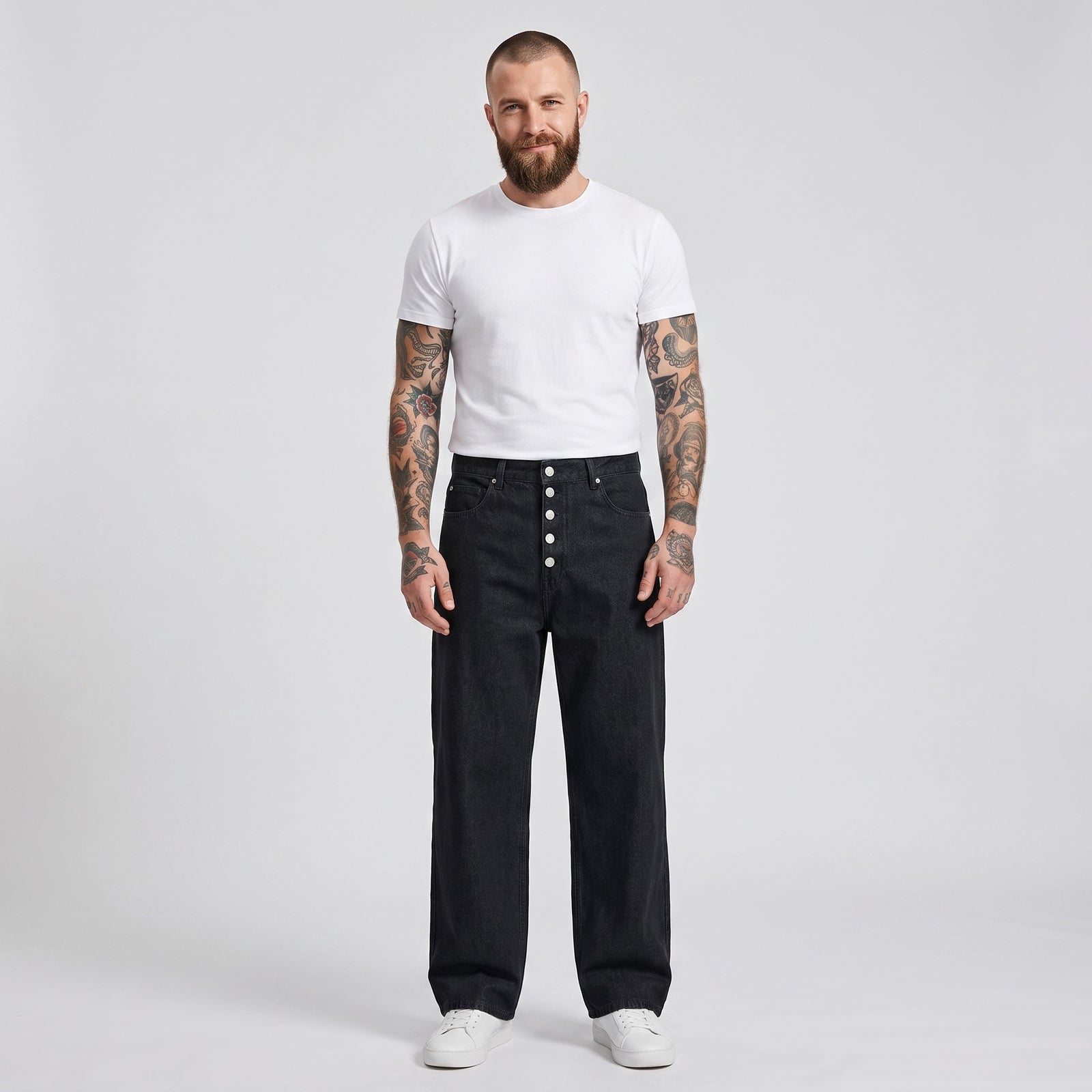 Jean wide leg original noir délavé porté par un mannequin CHT'M