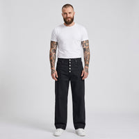 Jean wide leg original noir délavé porté par un mannequin CHT'M