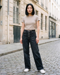 Jean wide leg noir délavé CHT'M porté en ville — denim vintage unisexe