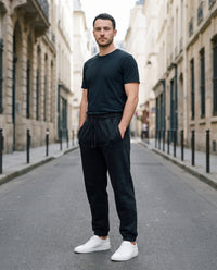 Jogging délavé vintage noir CHT'M porté en ville — coton épais 360 g unisexe
