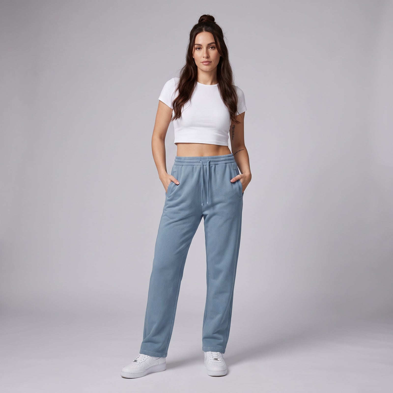 Jogging original délavé vintage bleu jean porté par une mannequin CHT'M