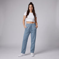 Jogging original délavé vintage bleu jean porté par une mannequin CHT'M