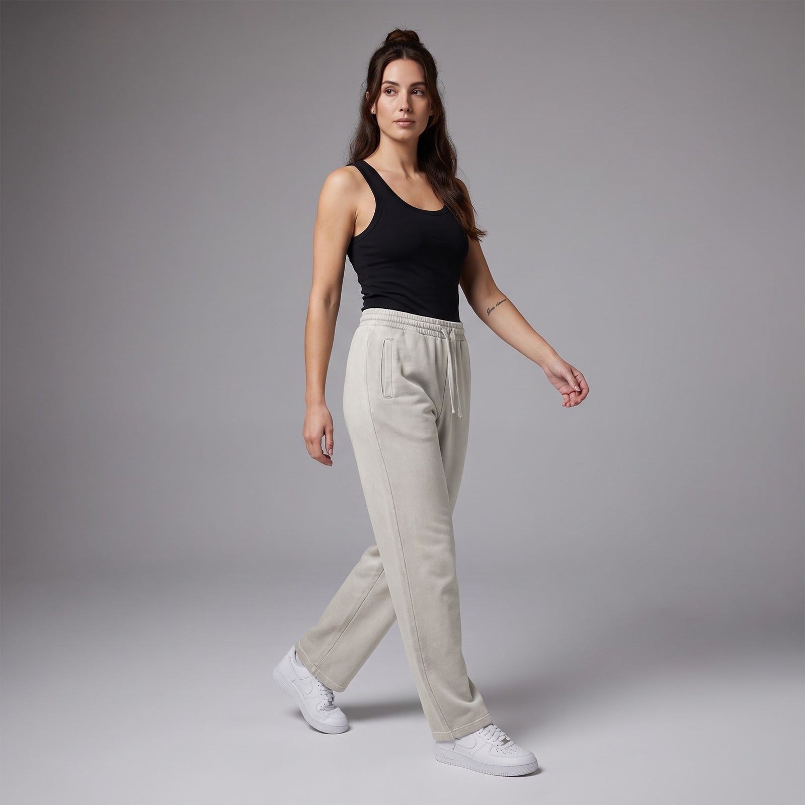 Jogging original délavé vintage gris clair porté par une mannequin CHT'M