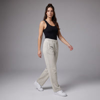 Jogging original délavé vintage gris clair porté par une mannequin CHT'M