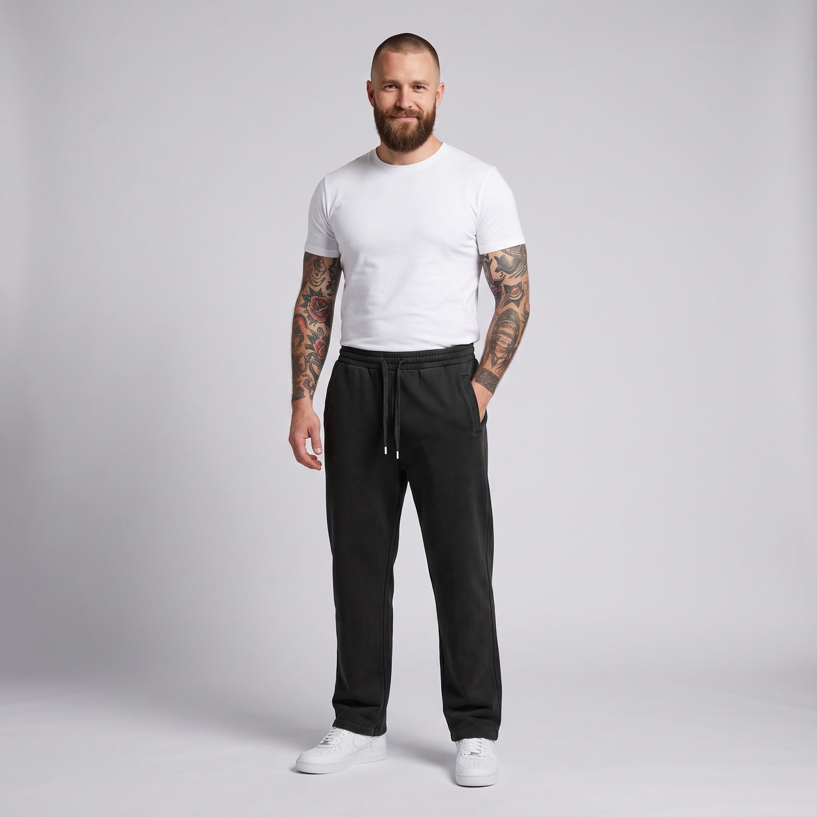 Jogging original délavé vintage noir porté par un mannequin CHT'M
