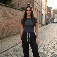 Femme portant le jogging original CHT'M noir, ambiance streetwear urbaine