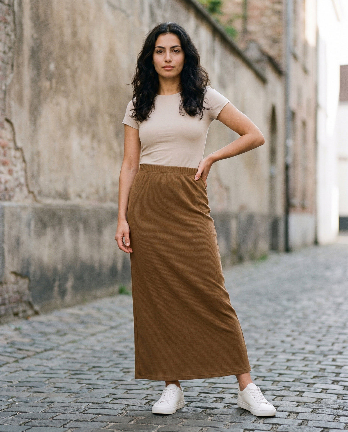 Jupe longue en maille femme marron CHT'M portée en ville — coupe droite unie