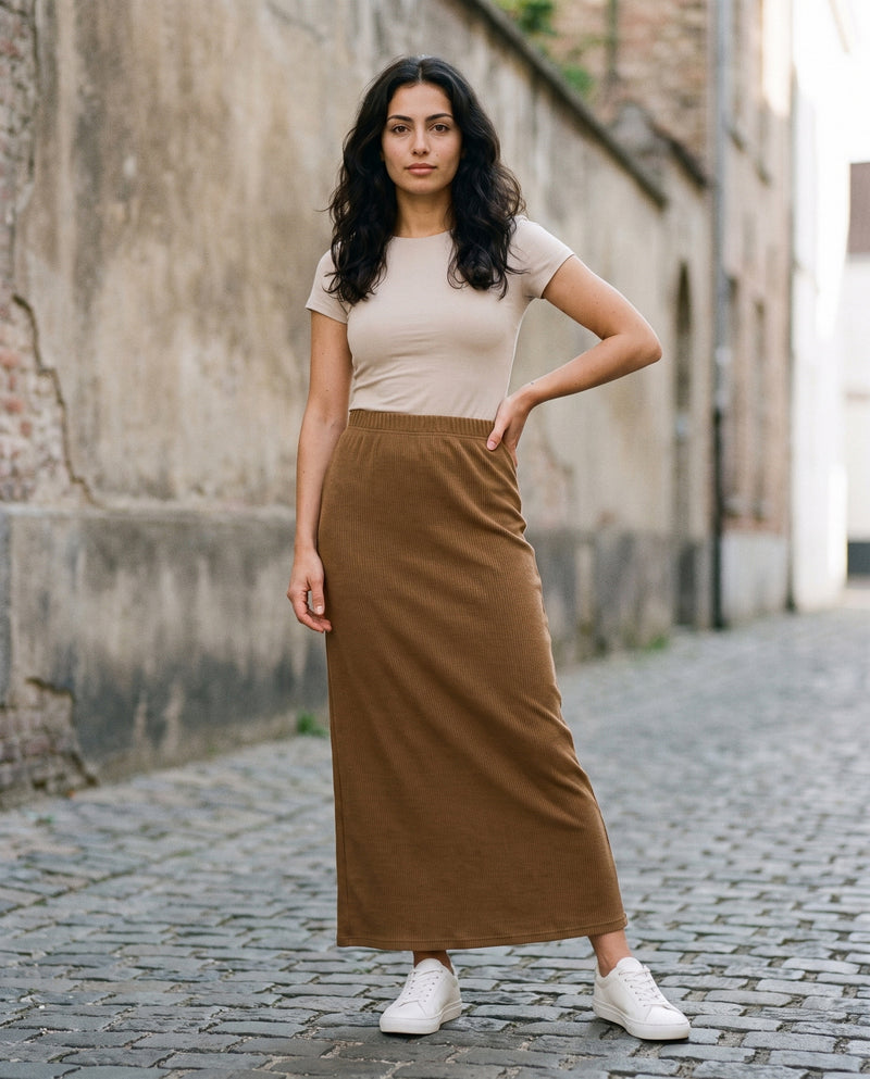 Jupe longue en maille femme marron CHT'M portée en ville — coupe droite unie