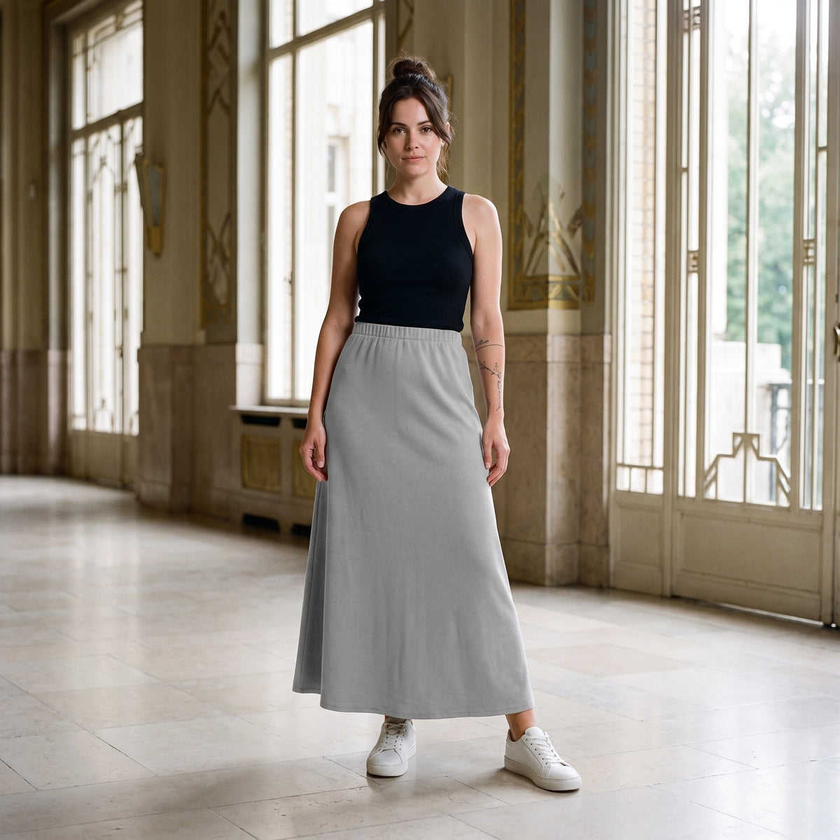 Femme portant la jupe longue en maille original femme grise, dans un hall Art déco