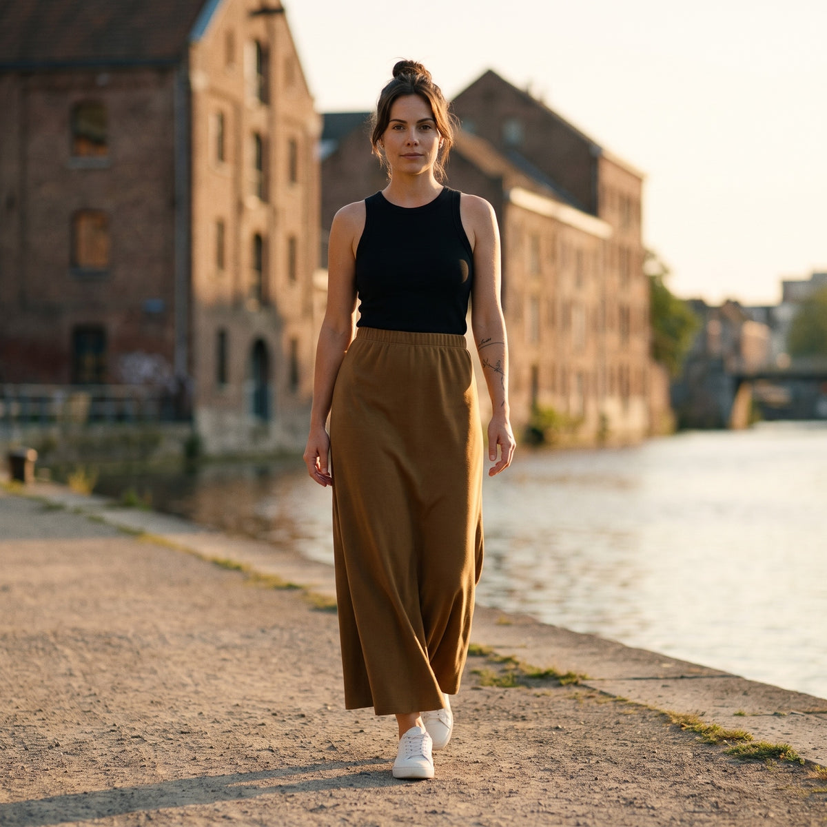 Femme portant la jupe longue en maille original femme marron, le long du canal de Bruxelles