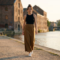 Femme portant la jupe longue en maille original femme marron, le long du canal de Bruxelles