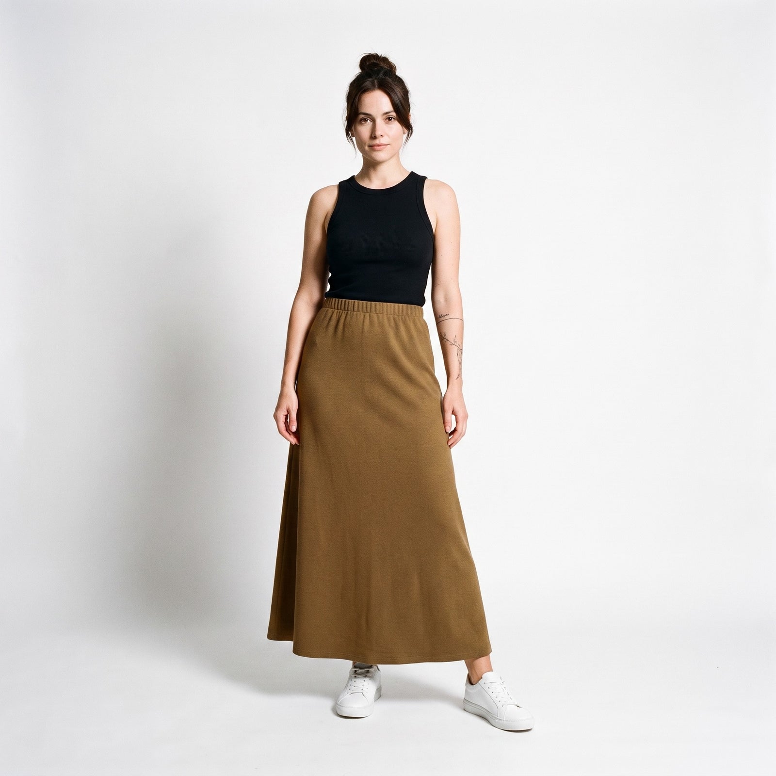 Femme portant la jupe longue en maille original femme marron, photo studio fond blanc