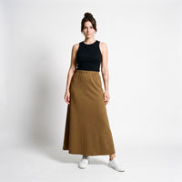 Femme portant la jupe longue en maille original femme marron, photo studio fond blanc