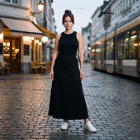 Femme portant la jupe longue en maille original femme noire, dans une rue de Bruxelles au crépuscule