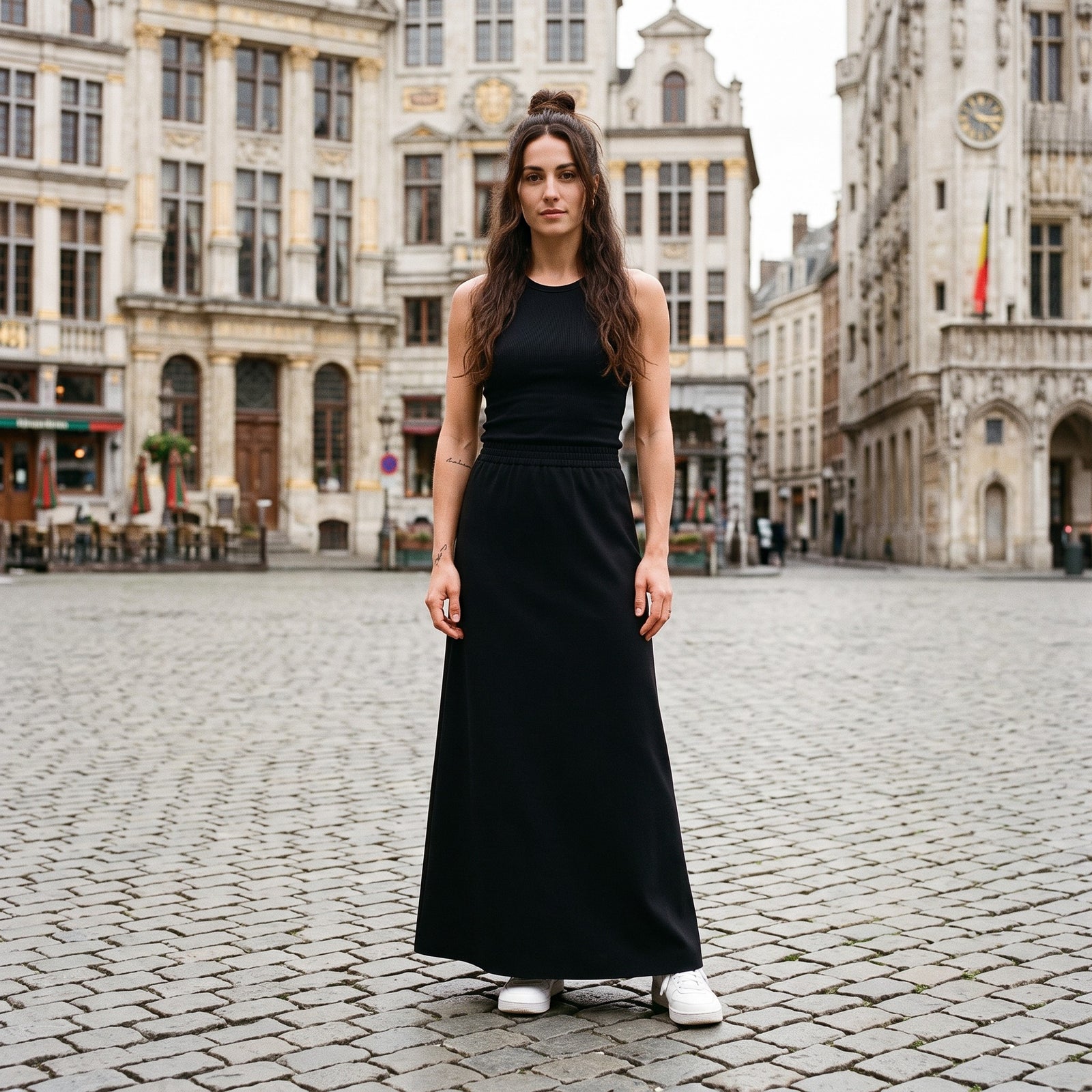 Jupe longue en maille original femme noire portée en ville, look streetwear belge