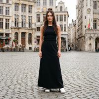 Jupe longue en maille original femme noire portée en ville, look streetwear belge